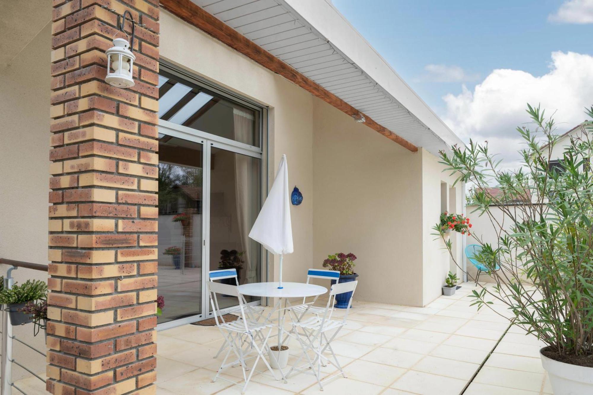 La Petite Maison Gannat Exterior photo